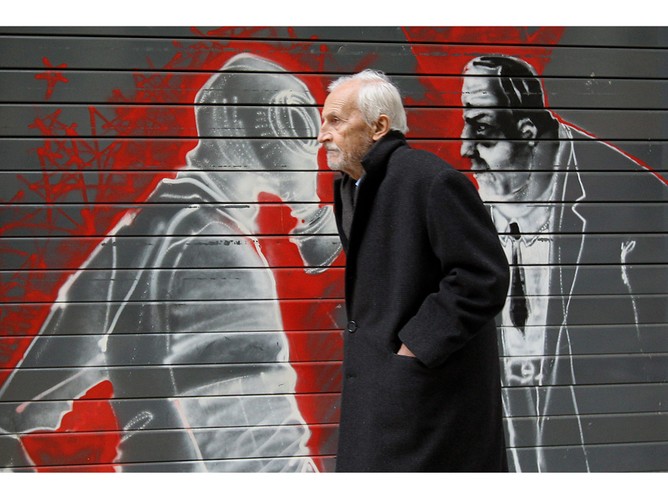 Graffiti w centrum Aten odzwierciedlające nastroje społeczne podczas kryzysu i recesji w Grecji. 14 listopada 2011