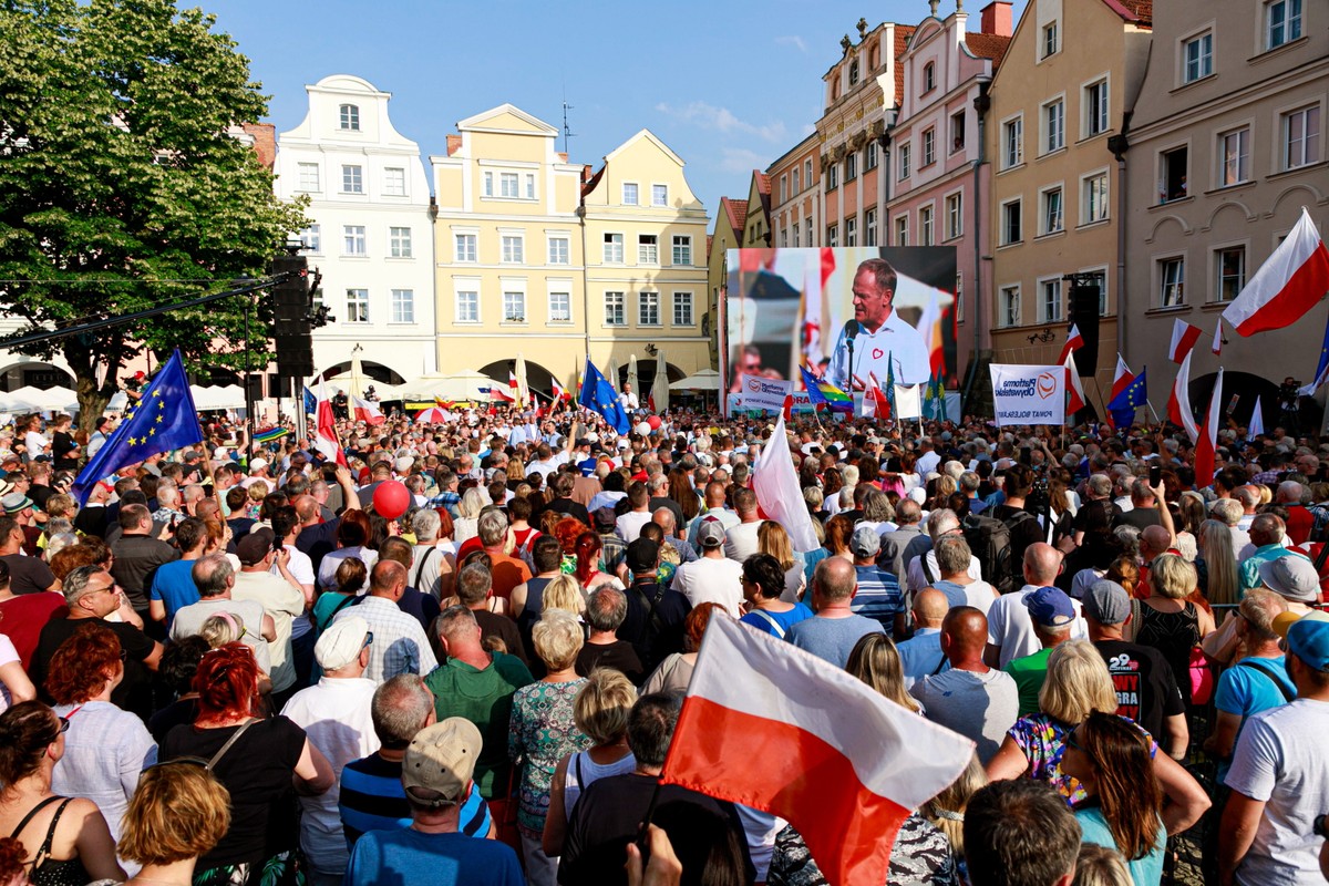 Jelenia Góra, 22.06.2023. Przewodniczący Platformy Obywatelskiej Donald Tusk (na ekranie) podczas spotkania z mieszkańcami na Placu Ratuszowyn w Jeleniej Górze.