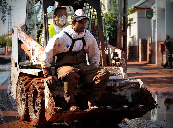 Czerwony szlam zalewa Węgry