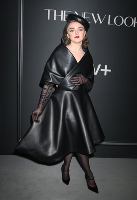 Maisie Williams az HBO Trónok harca című sorozatában tűnt fel, ahol Arya Stark karakterének köszönhetően vált világszerte ismertté. Arya a szó minden értelmében igazi harcos volt - akárcsak Wednesday. Mivel a színésznő megjelenése nagyon egyedi és karakteres, valószínűleg ő is zseniálisan alakította volna a főszereplőt.