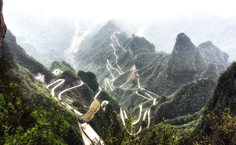 Tianmen Mountain Big Gate Road liczy około 11 km długości i przez 99 nawrotów pokonuje 1100 m wzniesienia