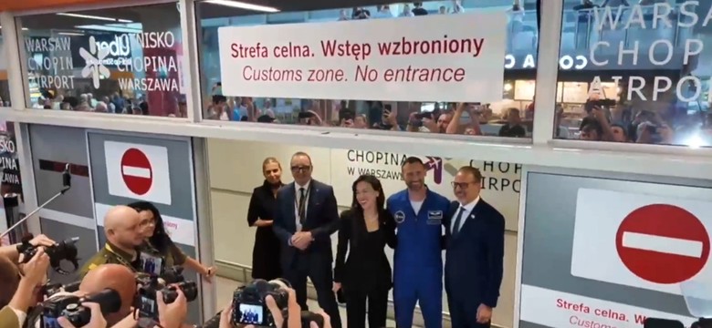 Polski astronauta już w Polsce. Specjalne powitanie na Okęciu. "Dziękuję wszystkim"