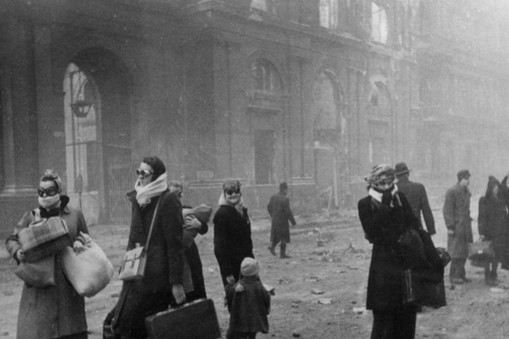 Stacja kolejowa Anhalter po nalocie bombowym aliantów, Berlin, 2 marca 1945 r. Fot. Ullstein Bild/Newspix.pl