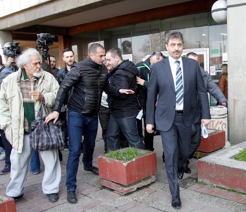 Cvetan Vasilev se jedna provlači kroz gužvu bugarskih i srpskih novinara i znatiželjnika