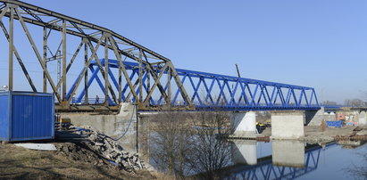Kolejarze postawią most do lipca