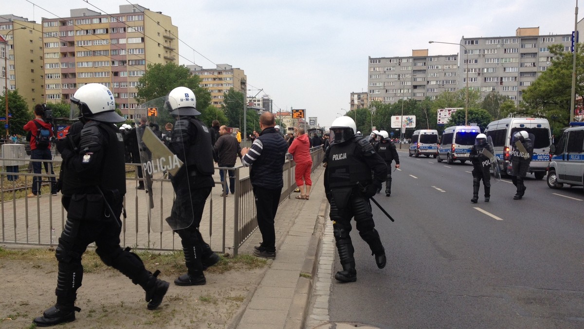 Prokuratura Rejonowa Wrocław – Stare Miasto skierowała do sądu akt oskarżenia przeciwko 51 osobom, które brały udział w zamieszkach przed komendą policji przy ul. Trzemeskiej we Wrocławiu. Do ulicznych walk z policją doszło w maju zeszłego roku, kilka dni po tym, jak na komisariacie zmarł 25-letni Igor Stachowiak.