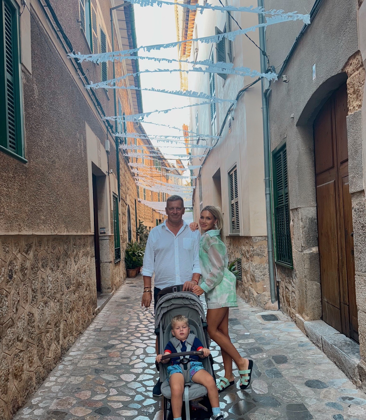 Boris Kollár s Laurou Vizváryovou a ich synčekom.