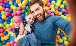 Rodzice walczą z dylematem, kogo zaprosić na urodziny dziecka. 'Przesadzacie'