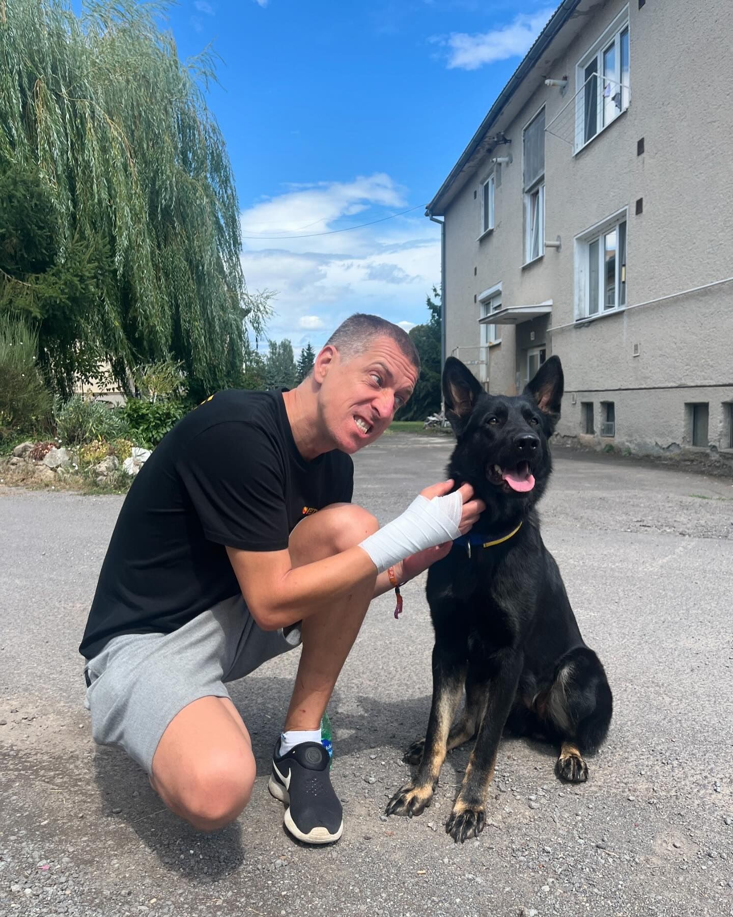 Raper Vec skončil pred koncertom na urgente.