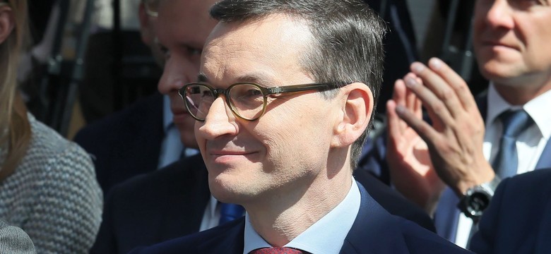Delfin w oceanie tajemnic. Skąd się wzięły zakręty w biografii Mateusza Morawieckiego?