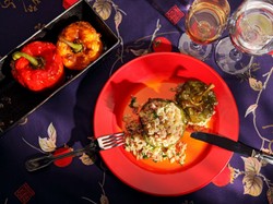 Papryki faszerowane mięsem z rosołu. Tajemnica to jeszcze jeden składnik