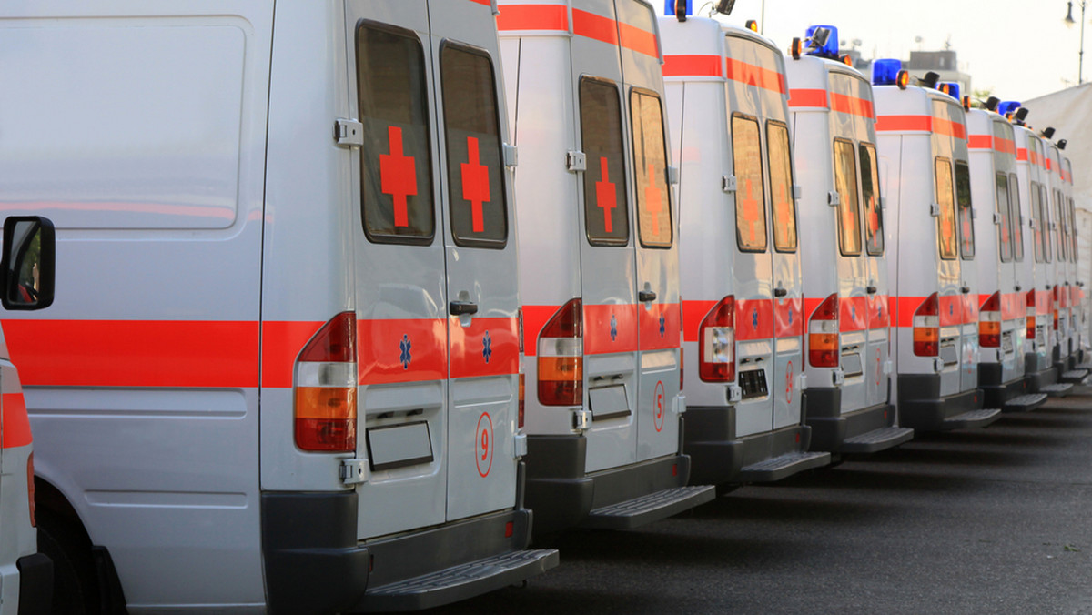 13 ambulansów i 13 urządzeń do kompresji klatki piersiowej zostało dziś przekazanych 5 zespołom ratownictwa medycznego z woj. podkarpackiego. Koszt zakupionych pojazdów i sprzętu to łącznie 6,5 mln zł, pieniądze pochodziły z budżetu wojewody podkarpackiego.