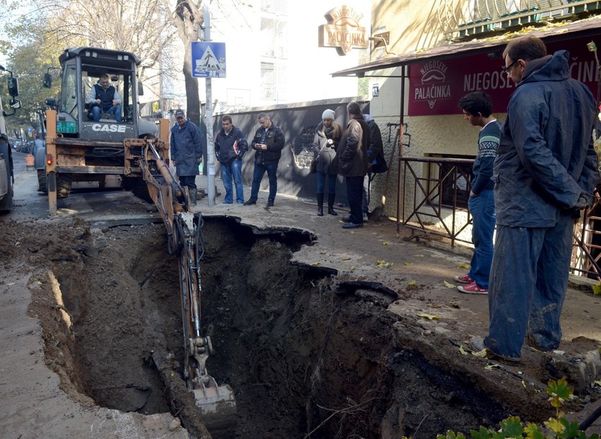 Radnici kopaju kako bi došli do glavne cevi