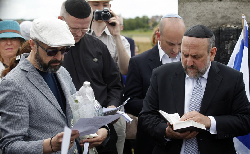 Naczelny rabin Polski Michael Schudrich (P), współprzewodniczący Polskiej Rady Chrześcijan i Żydów Bogdan Białek (L), ksiądz Wojciech Lemański (2L), dyrektor Anti-Defamation League Jonathan Greenblatt (2P), podczas uroczystości przy pomniku ku czci pomordowanych Żydów, w 75. rocznicę mordu Żydów w Jedwabnem