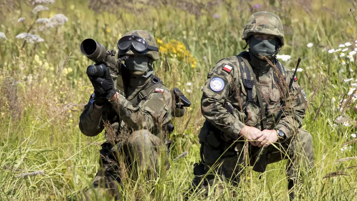 Polscy żołnierze na manewrach Tobruq Legacy 2017 korzystający z wyrzutni Grom