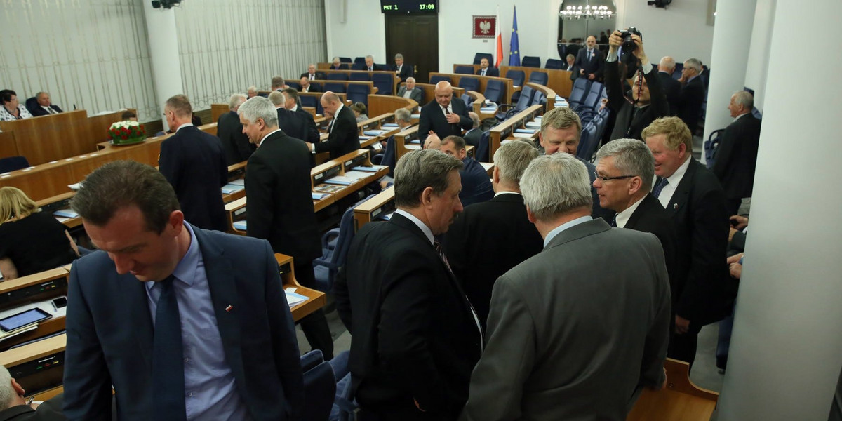 senat poparł pomysł  Komorowskiego z referendum 