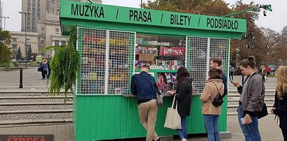 Dziwny kiosk stanął pod Pałacem Kultury. A przed nim długa kolejka