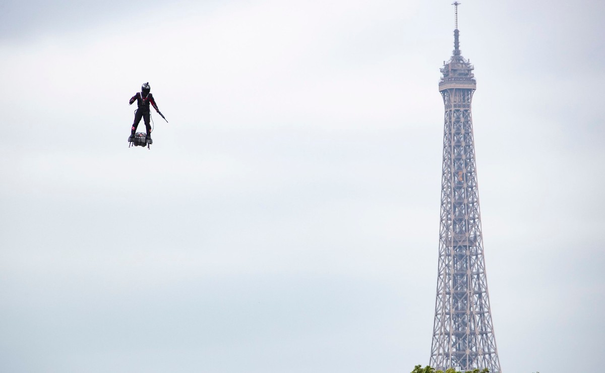 Tak będzie wyglądał żołnierz XXII wieku? Wynalazca flyboardu podczas obchodów Dnia Bastylii [WIDEO]