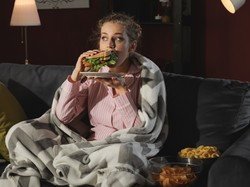 Są twarde dowody na to, że jedzenie przed telewizorem sprzyja tyciu i wiadomo, dlaczego tak się dzieje