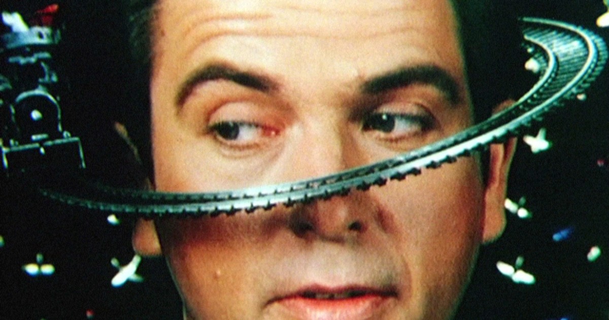 Peter Gabriel śpiewał w masce lisicy i odwrócony do góry nogami. Kim