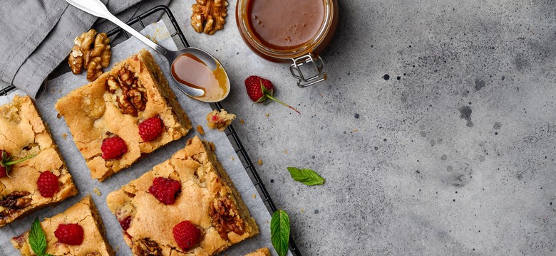Białe brownie z owocami sezonowymi. Przepis na bardzo szybkie ciasto