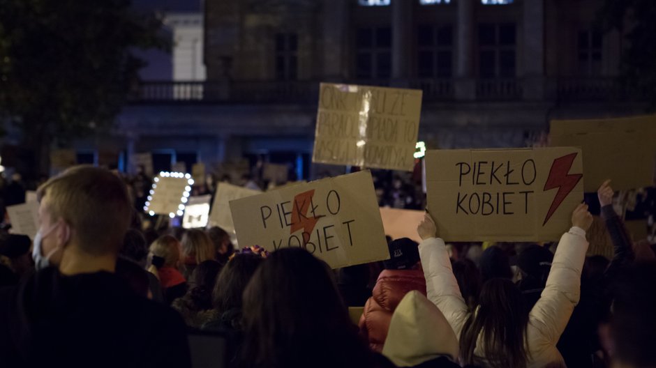 Zaostrzenie prawa aborcyjnego w Polsce spotkało się z głośnymi protestami