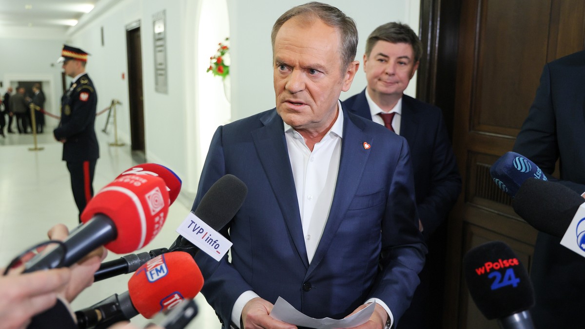 Donald Tusk krytykuje PiS podczas obrad Sejmu, podkreślając brak doświadczenia fundacji Owsiaka w pomocy powodzianom [Źródło: Onet]