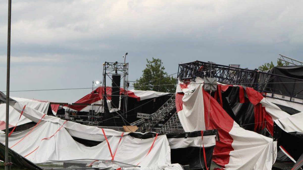 Zniszczony namiot festiwalowy (fot. Pino Misuraca/PAP/EPA)