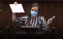 Jachira zaprezentowała własną wersję "Roty". "Nie rzucim Unii skąd nasz ród"