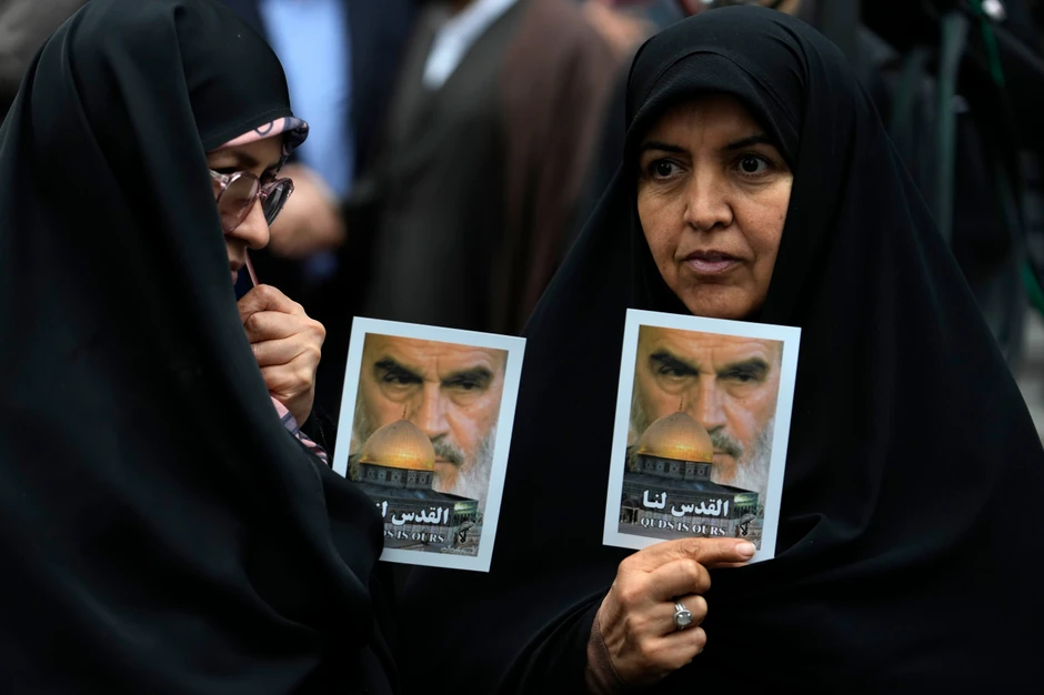 Žene sa posterom pokojnog osnivača Islamske Republike ajatolaha Homeinija i svetilišta Kupole na steni u Jerusalimu