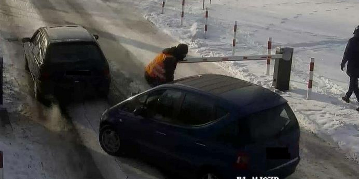 Wypadek w Bełchatowie. Na parkingu przed szpitalem kierowca mercedesa potrącił parkingowego. Kierowca uciekł z miejska wypadku