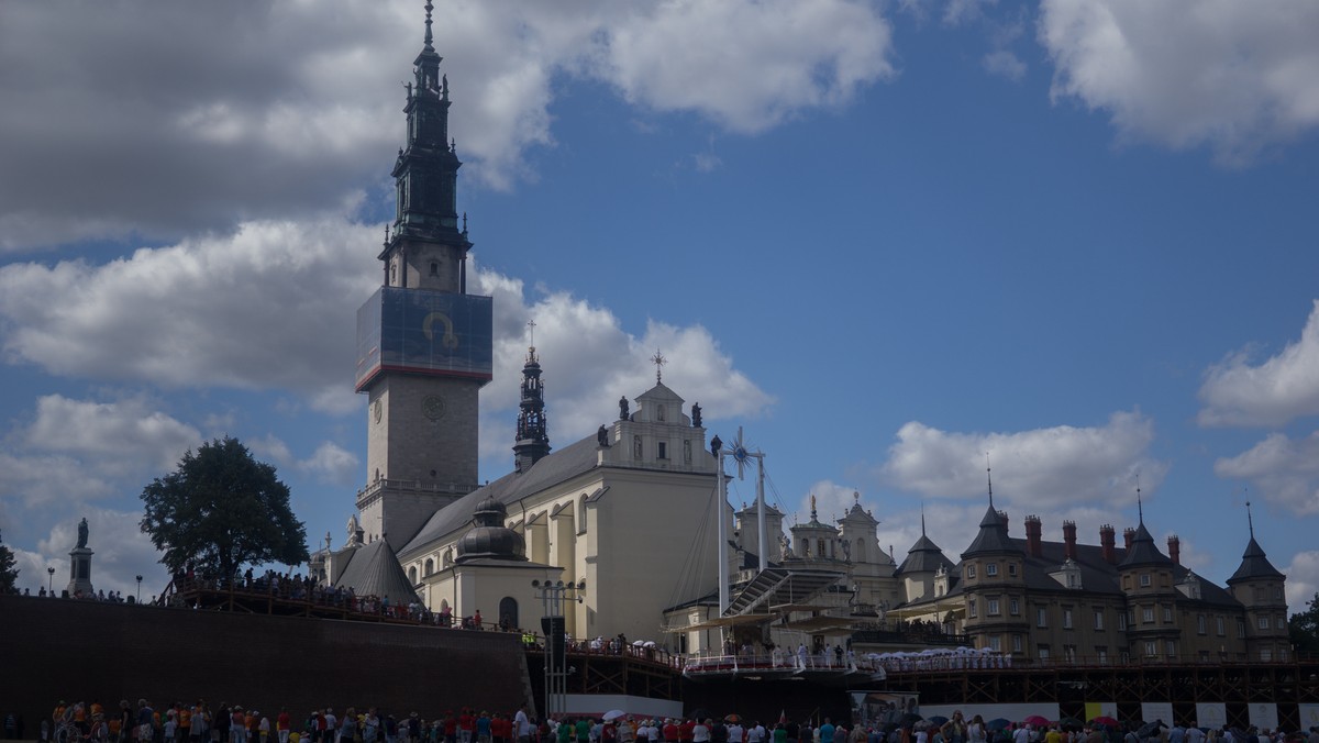 Specjalne oznakowanie dla osób niewidomych i słabowidzących pojawi się wkrótce w sanktuarium maryjnym na Jasnej Górze. Udogodnienia zaprojektowano tak, by mogły służyć nie tylko osobom niepełnosprawnym, ale wszystkim pielgrzymom i turystom.