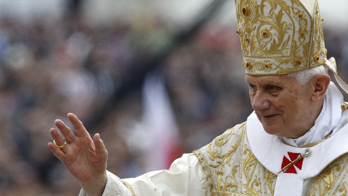 W wielkanocnym orędziu Benedykt XVI zaapelował w niedzielę o podjęcie dialogu w ogarniętej wojną Libii i rozwiązanie konfliktu na Bliskim Wschodzie. Słowa otuchy papież skierował do mieszkańców Japonii, którzy ucierpieli w wyniku trzęsienia ziemi i tsunami.