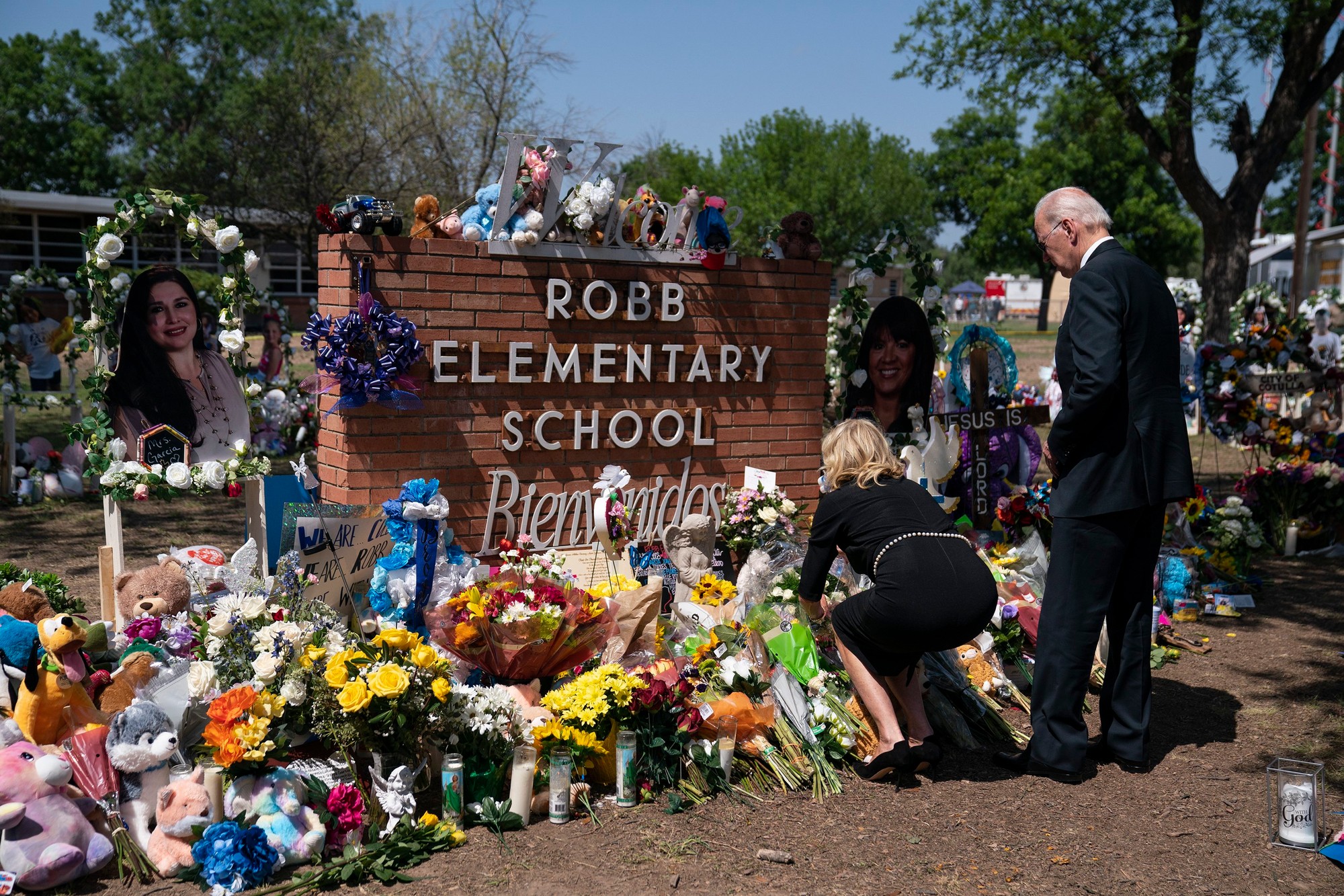 Prezident Joe Biden a prvá dáma Jill Bidenová počas návštevy pamätníka obetí streľby na škole Robb Elementary School v texaskom meste Uvalde