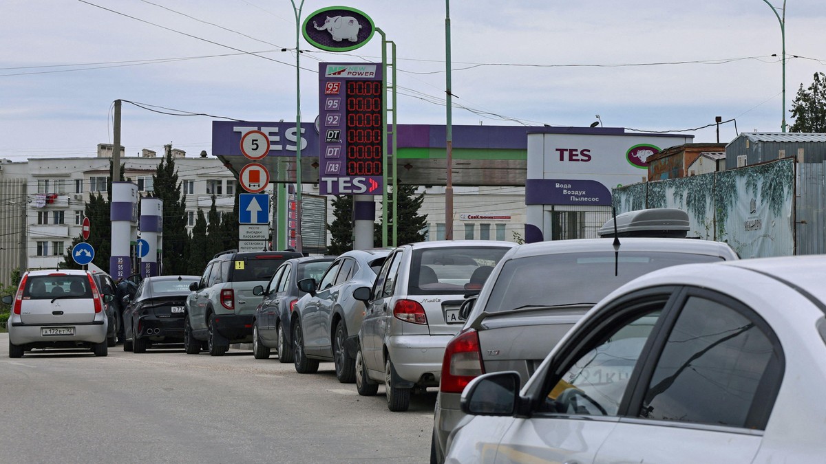 Kolona vozila ispred benzinske pumpe u Sevastopolju, na Krimu - gotografija od 1. juna 2026. | Foto: Reuters
