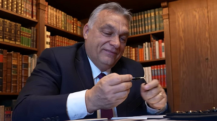 Orbán Viktor tolat cserélt / Fotó: Facebook