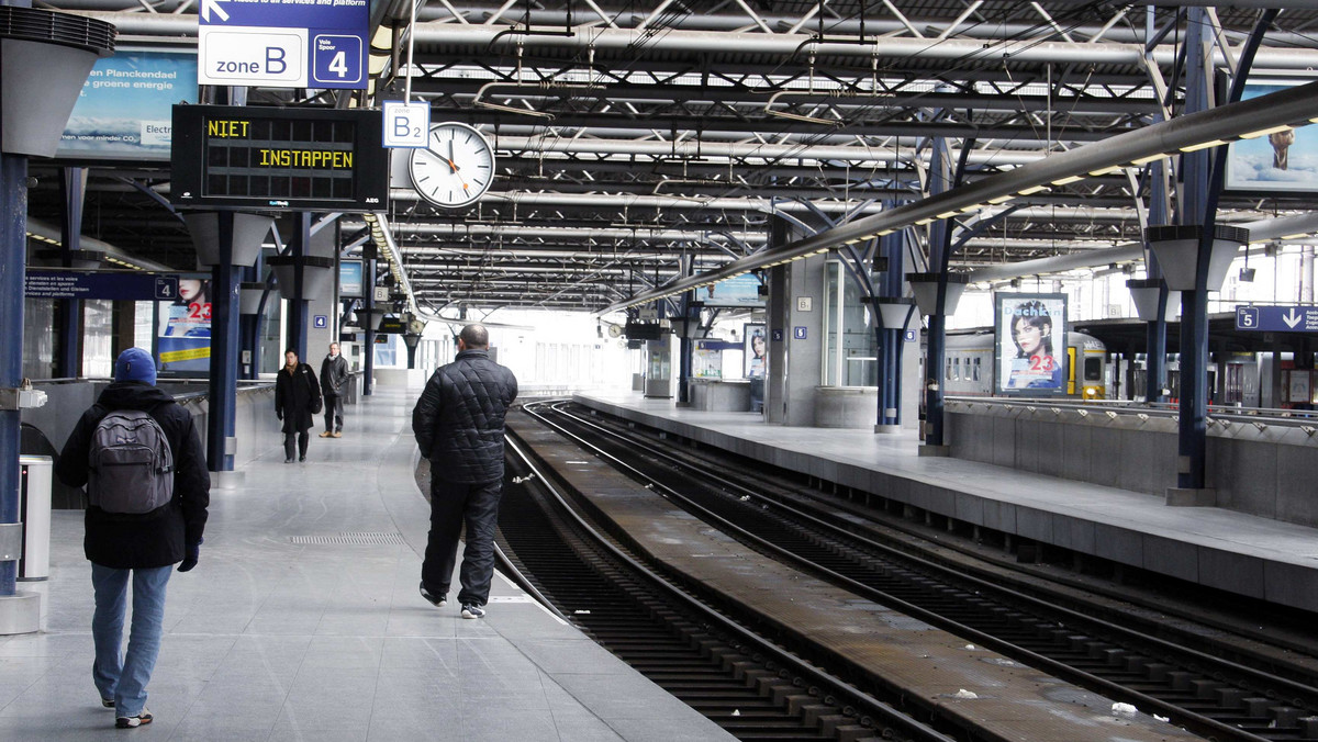 Kasy sprzedaży biletów międzynarodowych na głównym belgijskim dworcu kolejowym Bruksela-Midi są od czwartku zamknięte. Kolejarze protestują w ten sposób przeciw pobieranej od tego tygodnia dopłacie do biletu na pociąg za granicę w wys. 7 euro.