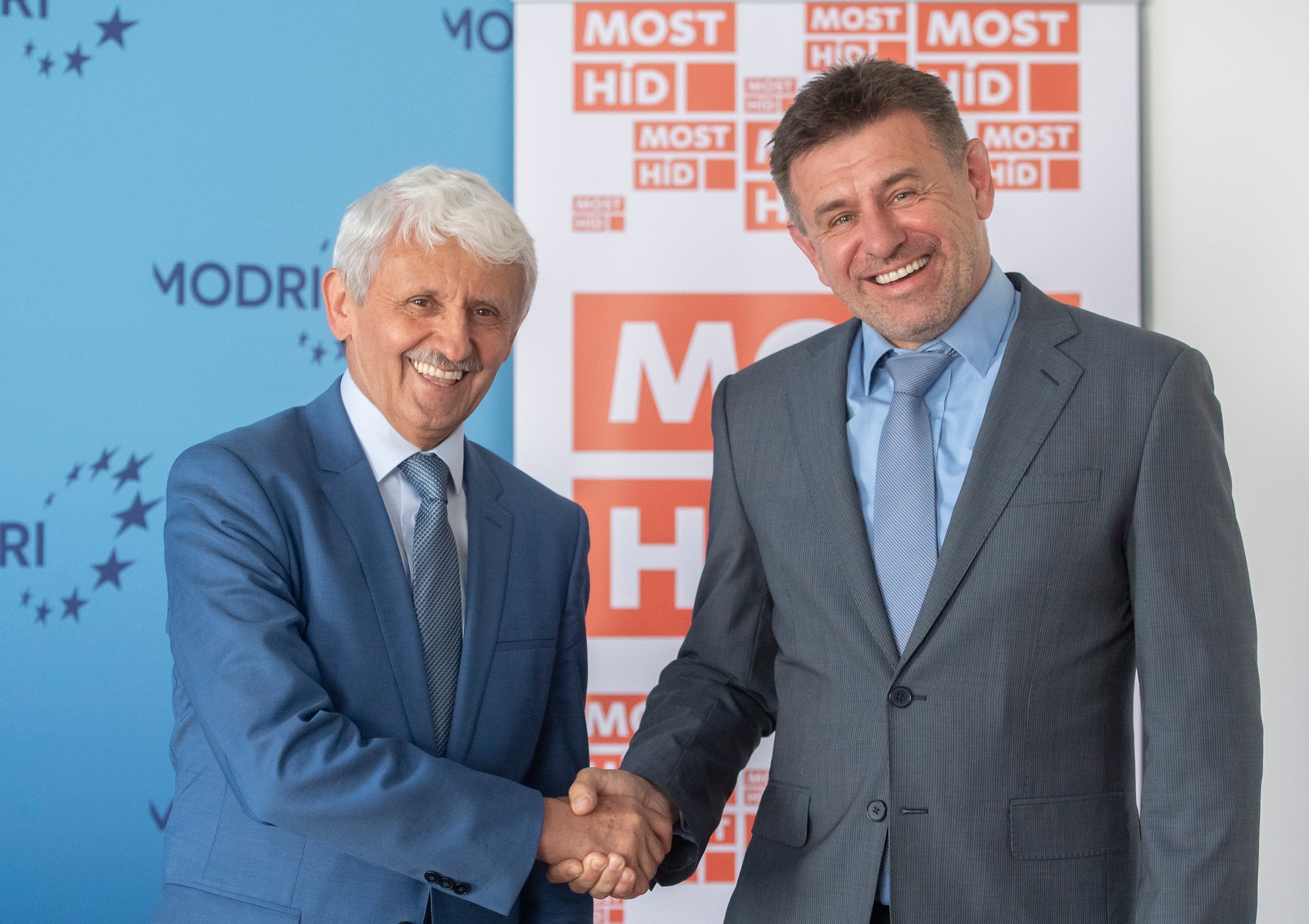 Predseda strany Modrí - Európske Slovensko Mikuláš Dzurinda a vľavo predseda strany Most - Híd László Sólymos.