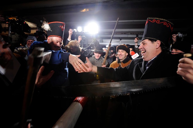 Łysa Polana - Słowacy i Polacy padają sobie w ramiona