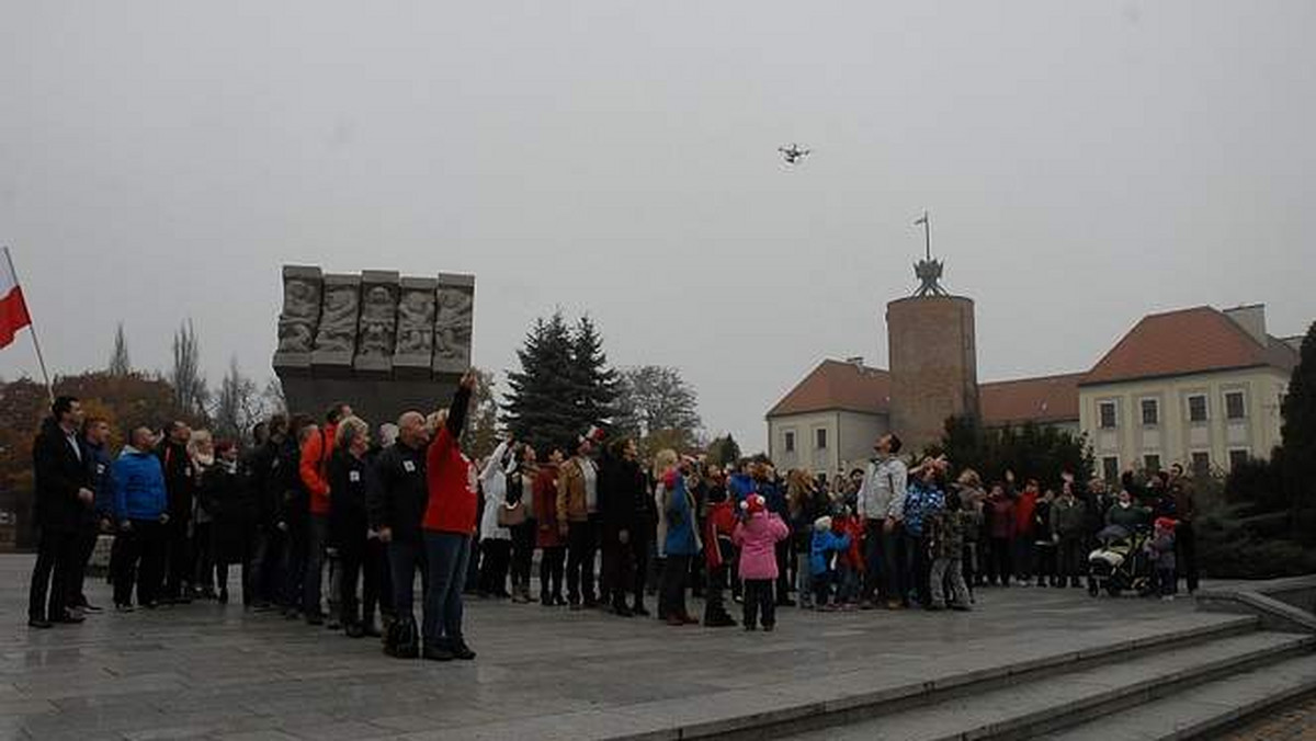 Niedzielny poranek do najcieplejszych nie należał, ale mimo fatalnej pogody przed Pomnikiem Dzieci Głogowskich zebrało się wielu głogowian. Przyszli, by wziąć udział w ciekawej akcji, której inicjatorem był nauczyciel Dariusz Czaja.