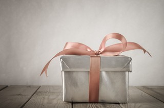 Prezent od pracodawcy? Sprawdź, kiedy zapłacić podatek [PRZYKŁADY]