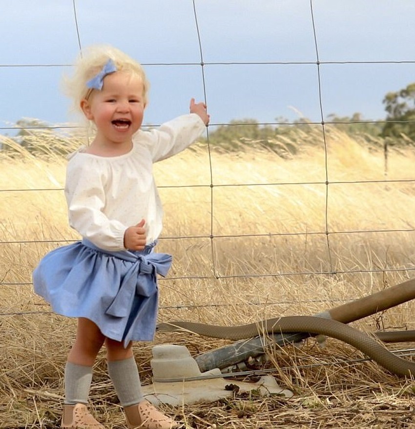 Australijska smeđa zmija, jedna od najotrovniijih na svetu, gmizala je nekoliko centimetara od male Moli
