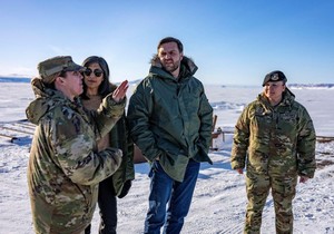 Di Džej Vens sa suprugom Ušom Vens u američkoj svemirskoj bazi Pitufuk na Grenlandu | Foto: Reuters