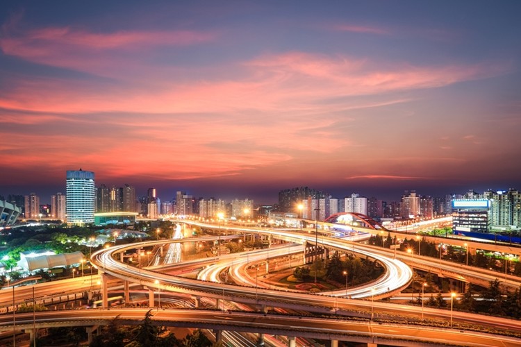 Reformy zapoczątkowane w 1978 roku przyniosły lata ogromnych inwestycji w infrastrukturę Państwa Środka. Nowe, sześciopasmowe autostrady, prowadzące do wielkich chińskich metropolii to między innymi efekt programu stymulacji fiskalnej, ogłoszonej przez rząd w 2008 roku. Miał on zmniejszyć negatywny wpływ światowego kryzysu na Chiny poprzez redukcję podatków i rozwój infrastruktury w kraju. Dzięki temu ruszył prawdziwy <strong>boom inwestycyjny</strong>, na fali którego powstały nowe autostrady, koleje dużej prędkości, mosty, metra i blisko setka nowych lotnisk. 
Co ciekawe, przed 1989 rokiem Chiny miały jedynie… 174 km autostrad. W 2011 roku łączna długość autostrad sięgnęła już… 85 tys. kilometrów. Na zdj. Węzeł drogowy w Szanghaju.