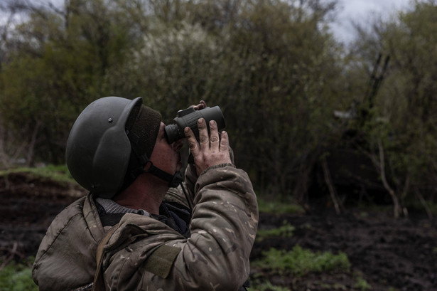 Ukraiński żołnierz wypatruje rosyjskich dronów