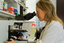 Test FIT kosztuje tylko 40 zł. Wykrywa raka jelita grubego, gdy nie masz jeszcze żadnych objawów. Podobny dostaniesz w aptece 