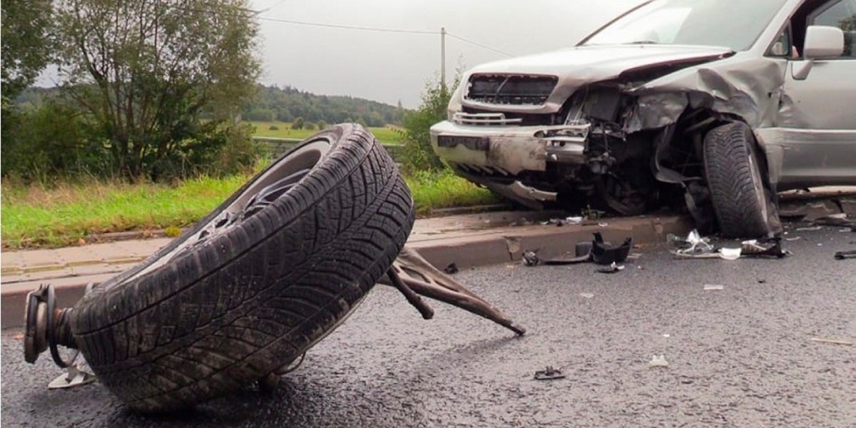 Ten wypadek mógł się zakończyć tragicznie. Kierowca wpadł w poślizg na DK 3 i staranował dwa prawidłowo jadące samochody. 