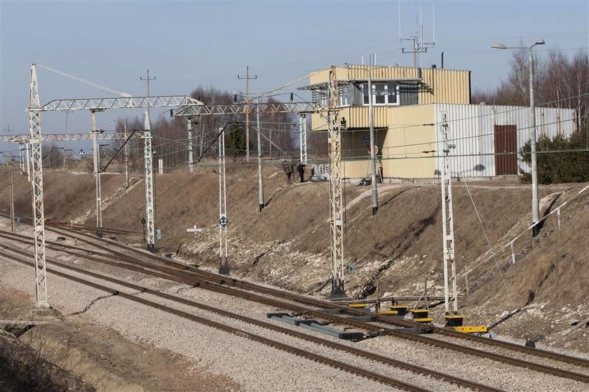 Tu zacięła się zwrotnica! Czy dobry dróżnik naprawiłby to ręcznie?