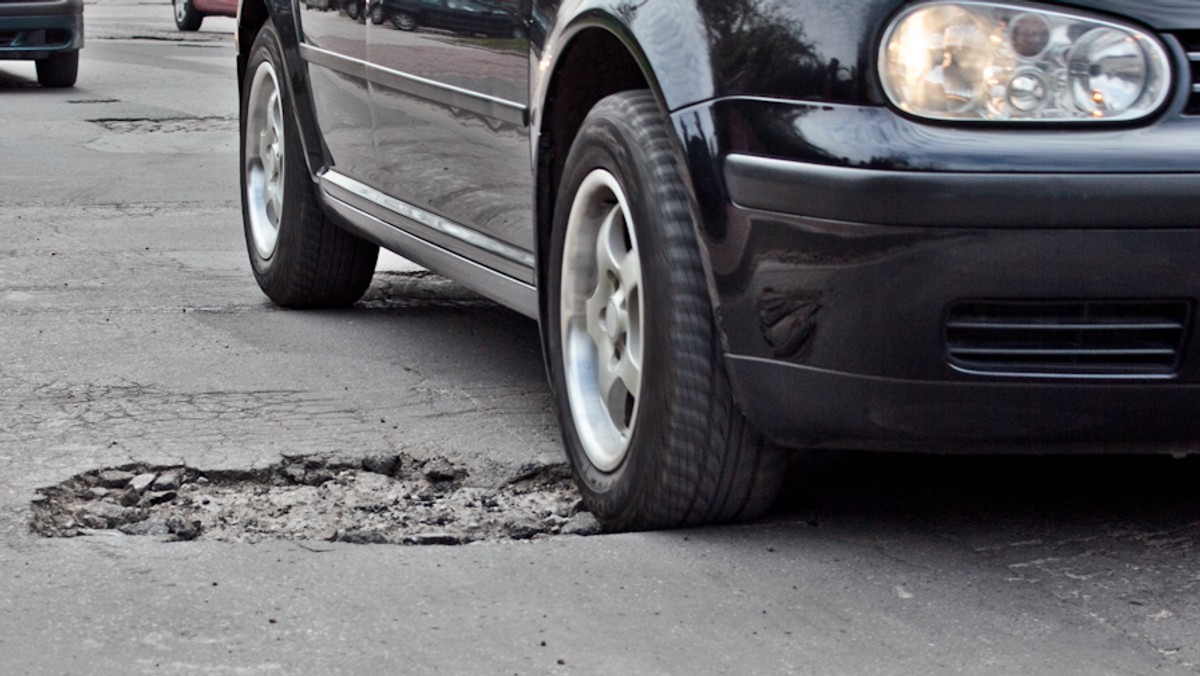 Rekordową sumę 15 milionów euro muszą wypłacić władze Rzymu kierowcom i motocyklistom w ramach odszkodowań za wypadki i zniszczenia pojazdów z powodu dziur w jezdniach, które są prawdziwą zmorą w całym mieście. W zeszłym roku wypłacono łącznie 7 mln euro.