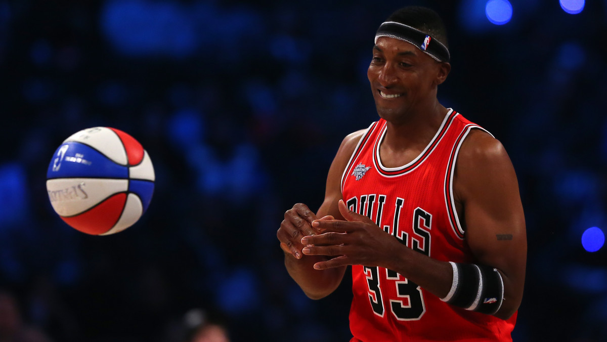 - Koszykarze Chicago Bulls sprzed 20 lat zmiażdżyliby ekipę Golden State Warriors, bijącą w tym sezonie rekordy ligi NBA - uważa zawodnik Byków z tamtych czasów Scottie Pippen, doskonale współpracujący na parkiecie z liderem drużyny Michaelem Jordanem.